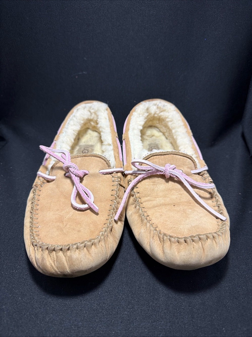 UGG Dakota Women’s Suede Sheepskin Lined Moccasin Slippers Beige 9 Bow